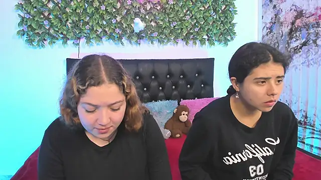 valeria and zoe online show from 04/28/26, 02:00