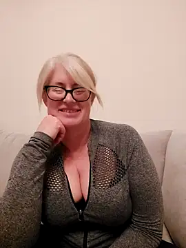 FlirtyFleur-x online show from 04/16/26, 09:50