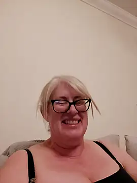 FlirtyFleur-x online show from 04/18/26, 07:58
