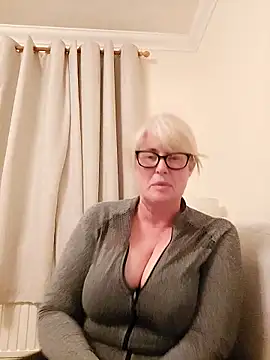 FlirtyFleur-x online show from 04/19/26, 08:11