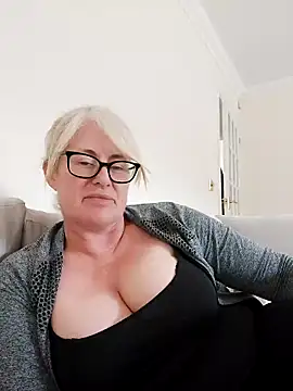 FlirtyFleur-x online show from 04/21/26, 11:05