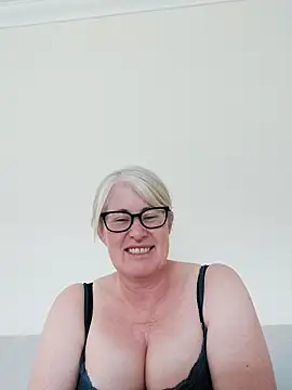 FlirtyFleur-x online show from 05/03/26, 05:30