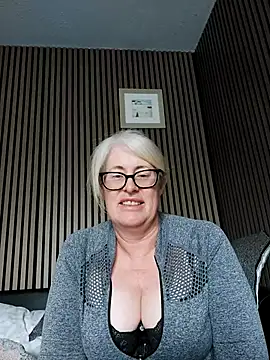 FlirtyFleur-x online show from 05/07/26, 06:52
