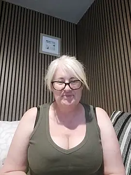 FlirtyFleur-x online show from 05/08/26, 10:20