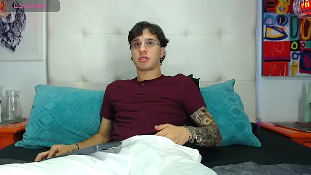 EXCLUSIVE8 online show from 03/25/26, 04:40