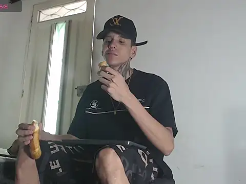 Snapshot of gabriel_reyes21 chatting on 07/03/26, 12:33 gabriel reyes21 online show from 07/03/26, 12:33