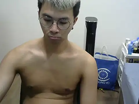 Snapshot of silverwolfwoof chatting on 05/08/26, 04:34 silverwolfwoof online show from 05/08/26, 04:34