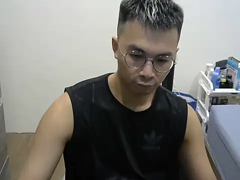 Snapshot of silverwolfwoof chatting on 05/15/26, 05:42 silverwolfwoof online show from 05/15/26, 05:42