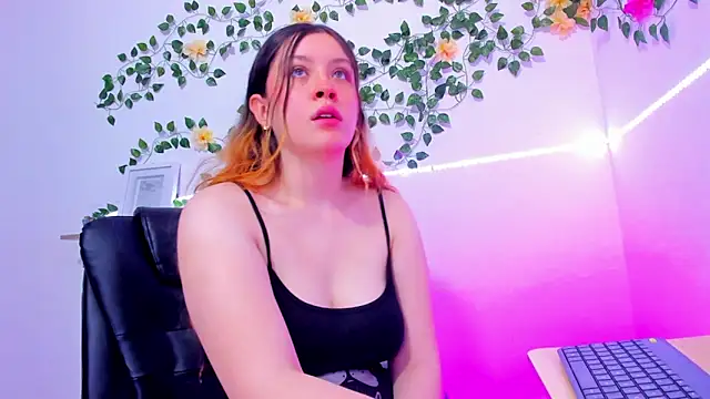 Snapshot of violeta_cutee chatting on 03/03/26, 02:34 violeta cutee online show from 03/03/26, 02:34