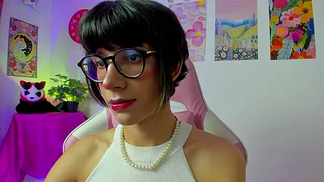 Snapshot of Madeline_21 chatting on 03/03/26, 05:24 Madeline 21 online show from 03/03/26, 05:24