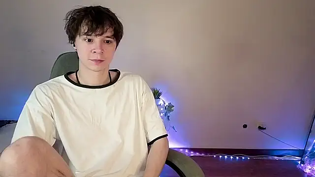 Snapshot of AnthonyCuutie chatting on 05/18/26, 04:40 AnthonyCuutie online show from 05/18/26, 04:40