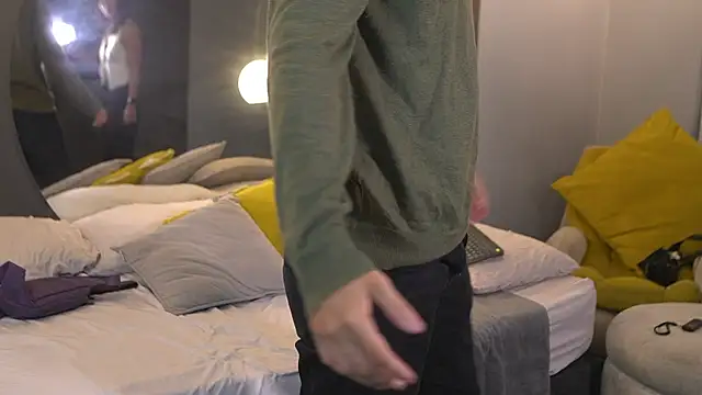 Mia and Belmonth online show from 04/05/26, 04:59