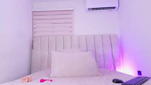 Snapshot of sofi_velezz chatting on 03/03/26, 12:11 sofi velezz online show from 03/03/26, 12:11