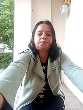 Snapshot of roxana_e43 chatting on 04/21/26, 04:30 roxana e43 online show from 04/21/26, 04:30