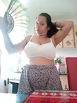 Snapshot of roxana_e43 chatting on 06/25/26, 03:49 roxana e43 online show from 06/25/26, 03:49