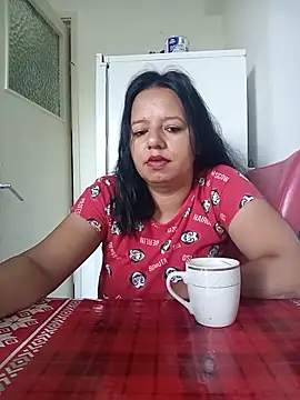 Snapshot of roxana_e43 chatting on 06/28/26, 05:46 roxana e43 online show from 06/28/26, 05:46