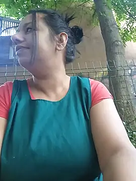 Snapshot of roxana_e43 chatting on 07/07/26, 04:37 roxana e43 online show from 07/07/26, 04:37