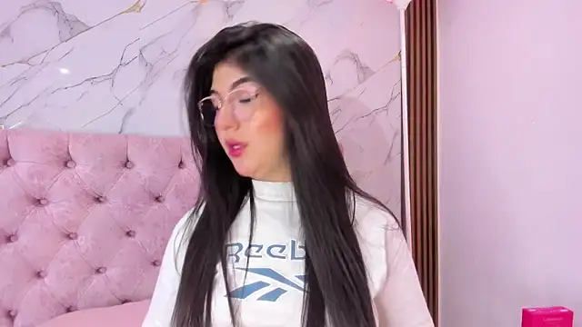 Snapshot of AbrilQuintana_ chatting on 05/15/26, 11:39 AbrilQuintana online show from 05/15/26, 11:39