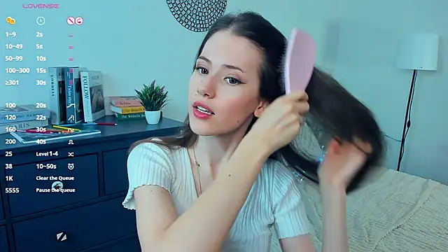 OdiIiaChavarria online show from 04/15/26, 01:07