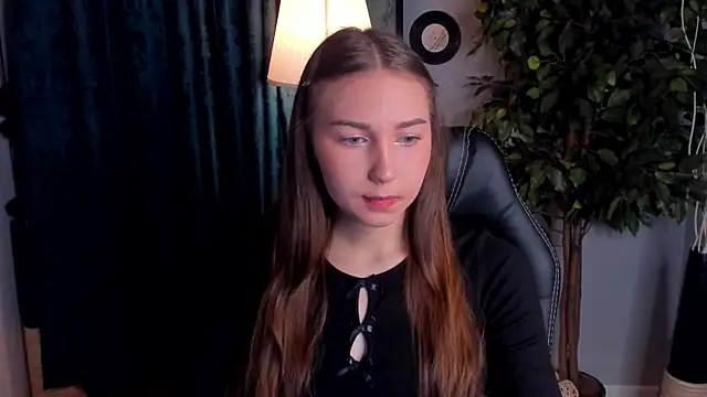 Snapshot of OliviaLang chatting on 04/02/26, 11:30 OliviaLang online show from 04/02/26, 11:30