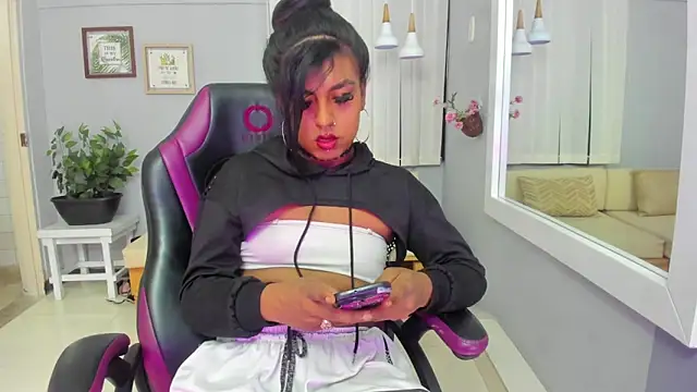 Snapshot of Nahomy_Collins_ chatting on 05/19/26, 07:42 Nahomy Collins online show from 05/19/26, 07:42