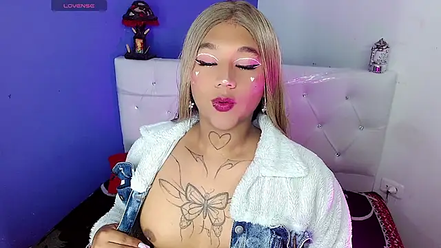 Snapshot of isadoraqueeen chatting on 03/04/26, 04:40 isadoraqueeen online show from 03/04/26, 04:40