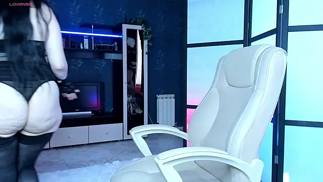 Snapshot of Lucky_Milf chatting on 06/18/26, 12:42 Lucky Milf online show from 06/18/26, 12:42