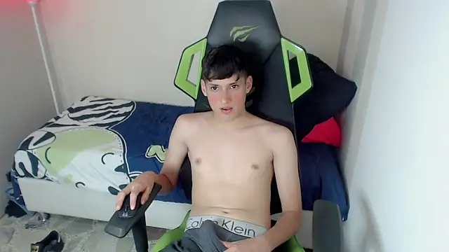 Snapshot of Pablito_junior chatting on 03/04/26, 03:45 Pablito junior online show from 03/04/26, 03:45