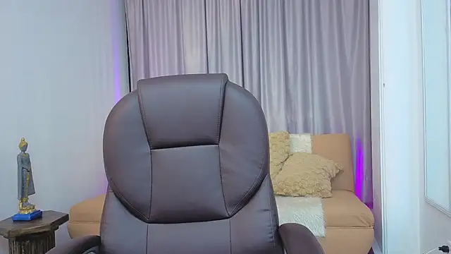 Thalia parkerr  online show from 04/18/26, 12:09