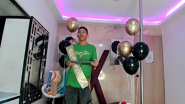 SKINNY BOYXXX online show from 04/15/26, 07:37