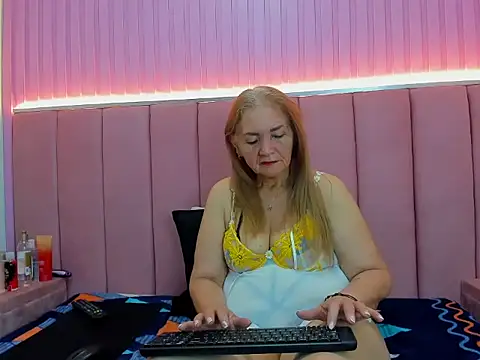 Snapshot of queenstarhy chatting on 06/20/26, 04:10 queenstarhy online show from 06/20/26, 04:10