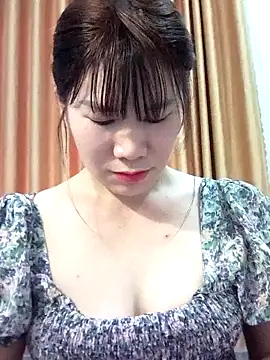 Snapshot of Bondgirl_9 chatting on 05/14/26, 07:48 Bondgirl 9 online show from 05/14/26, 07:48