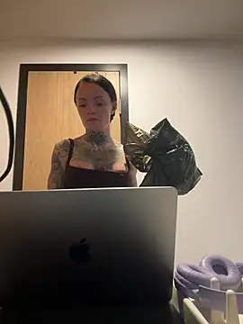 SkinnyLilly online show from 06/09/26, 07:36