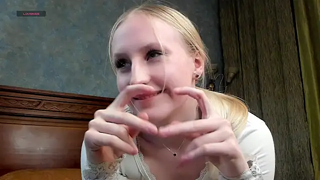 Snapshot of CatarinaGulla chatting on 05/13/26, 03:31 CatarinaGulla online show from 05/13/26, 03:31