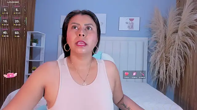 Anthonella Lux online show from 04/22/26, 11:56