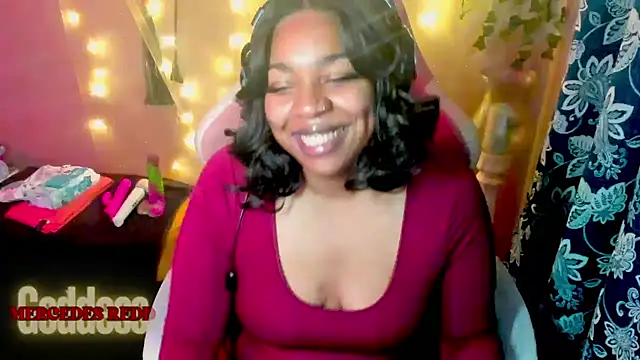 Snapshot of Goddess_MercedesRedd chatting on 05/03/26, 01:39 Goddess MercedesRedd online show from 05/03/26, 01:39