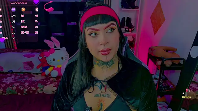 Snapshot of LauriInk1 chatting on 06/19/26, 02:49 LauriInk1 online show from 06/19/26, 02:49