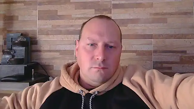 Snapshot of lustonfan chatting on 05/18/26, 11:38 lustonfan online show from 05/18/26, 11:38