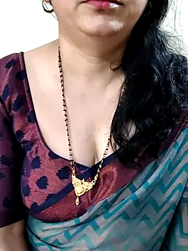 Snapshot of Yazhini-Cam chatting on 06/17/26, 04:08 Yazhini-Cam online show from 06/17/26, 04:08