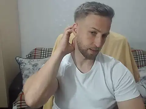 Snapshot of BlondEagleMuscle chatting on 05/31/26, 06:42 BlondEagleMuscle online show from 05/31/26, 06:42