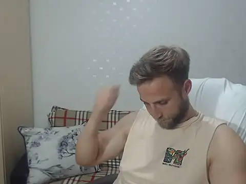 Snapshot of BlondEagleMuscle chatting on 06/18/26, 08:24 BlondEagleMuscle online show from 06/18/26, 08:24