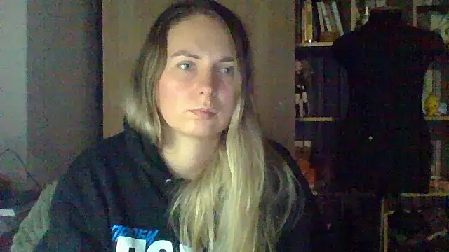 Snapshot of Mollie365 chatting on 03/08/26, 04:22 Mollie365 online show from 03/08/26, 04:22