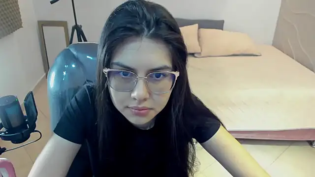 Cloebennet013 online show from 06/19/26, 03:00