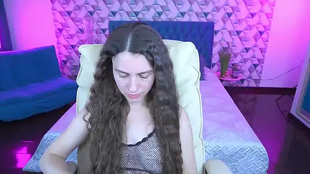 LittleJulii online show from 04/19/26, 07:38