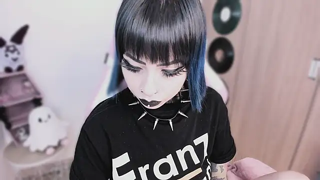 shes creepy online show from 05/05/26, 08:22
