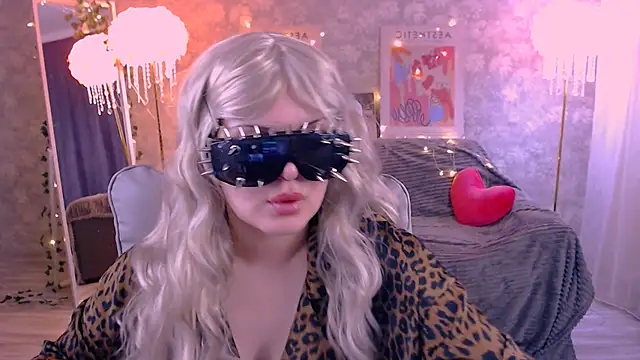 Snapshot of DaisyBloomm chatting on 03/10/26, 03:28 DaisyBloomm online show from 03/10/26, 03:28