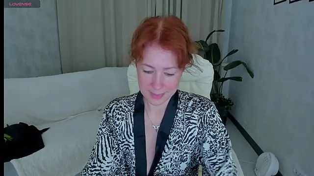 Snapshot of LeticiaRomano chatting on 05/25/26, 04:07 LeticiaRomano online show from 05/25/26, 04:07
