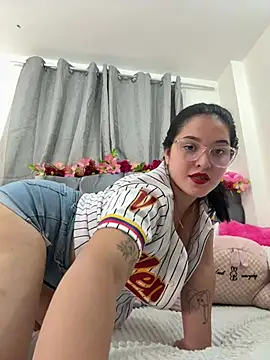 Snapshot of Isabella_Roses_ chatting on 07/06/26, 01:46 Isabella Roses online show from 07/06/26, 01:46