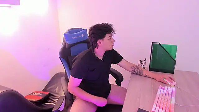 Melody and Max online show from 04/18/26, 03:43