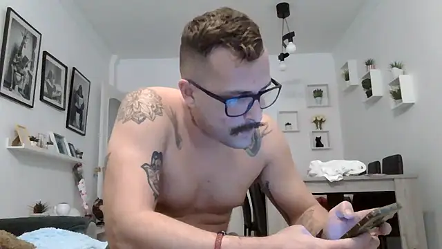 Snapshot of yanick931 chatting on 05/18/26, 04:46 yanick931 online show from 05/18/26, 04:46